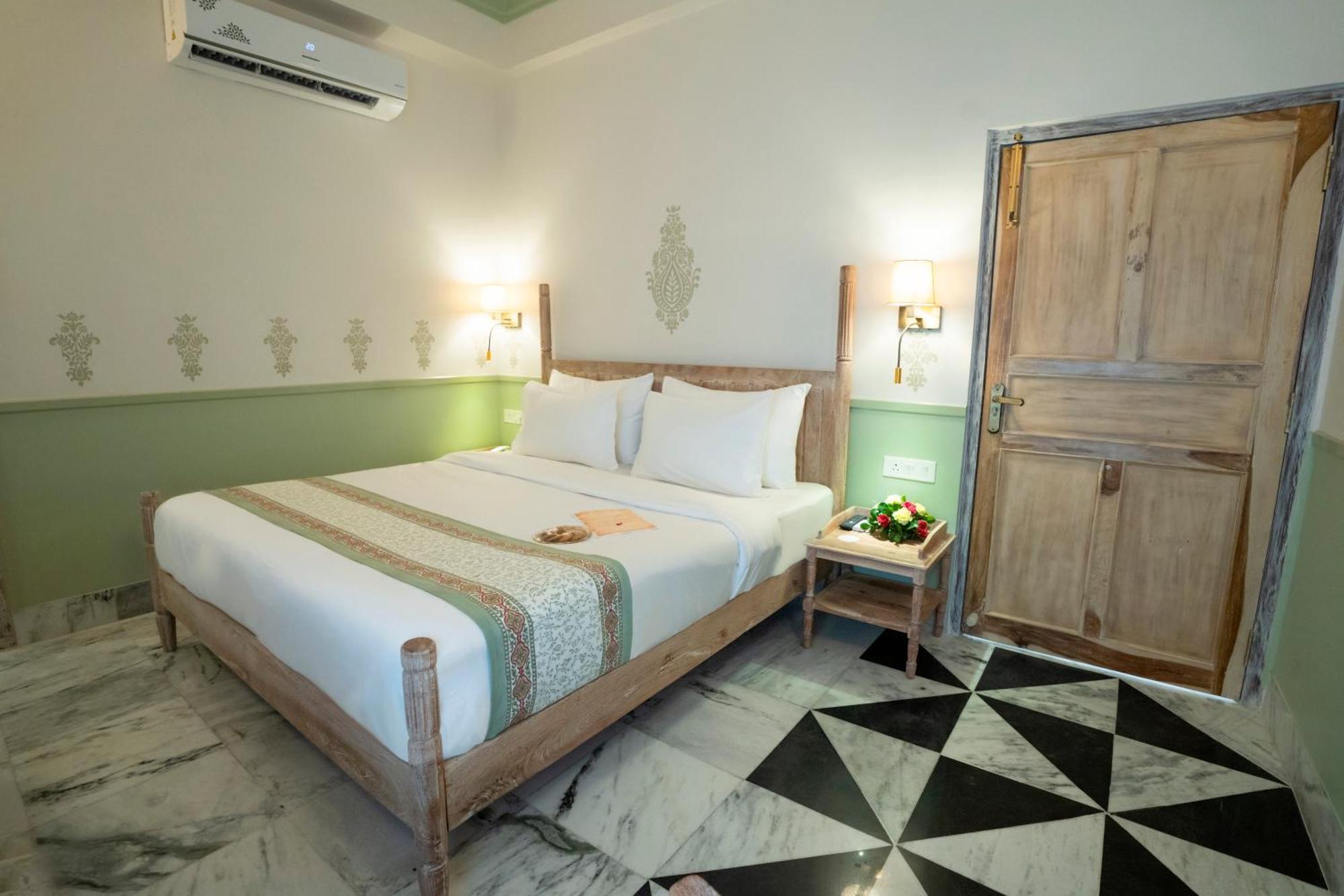 Dev Mahal - A Boutique Heritage Hotel Джайпур Екстериор снимка