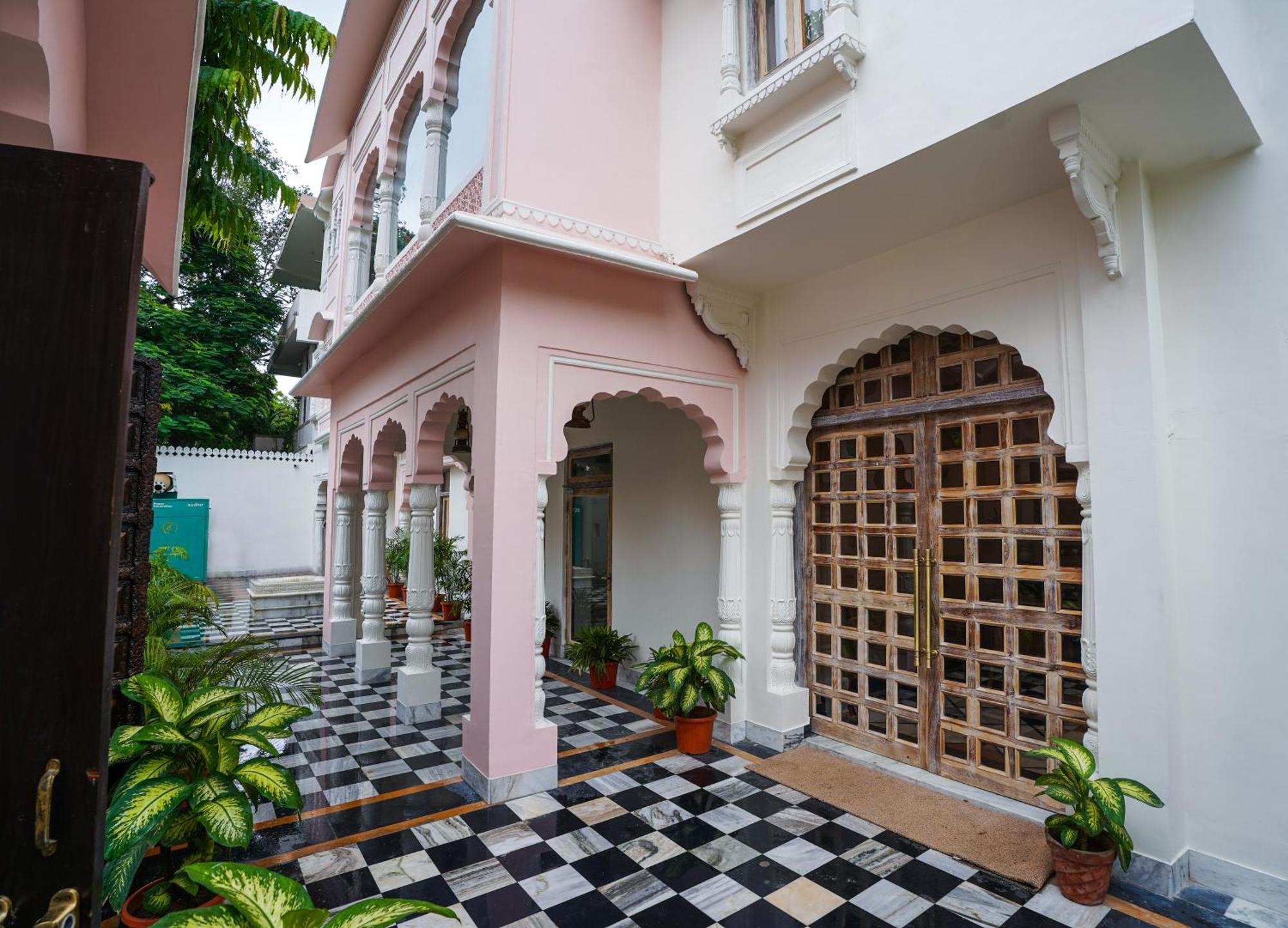 Dev Mahal - A Boutique Heritage Hotel Джайпур Екстериор снимка